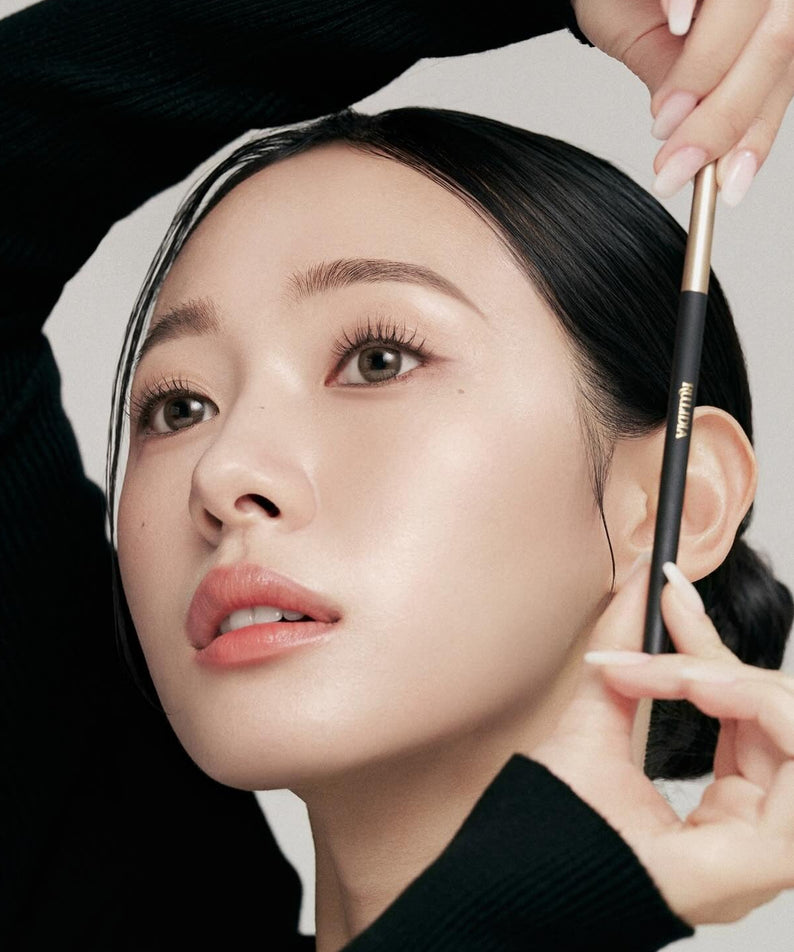 Femme utilisant le produit de maquillage RULIDIA Easy Detail Brow pour sublimer ses sourcils avec précision.