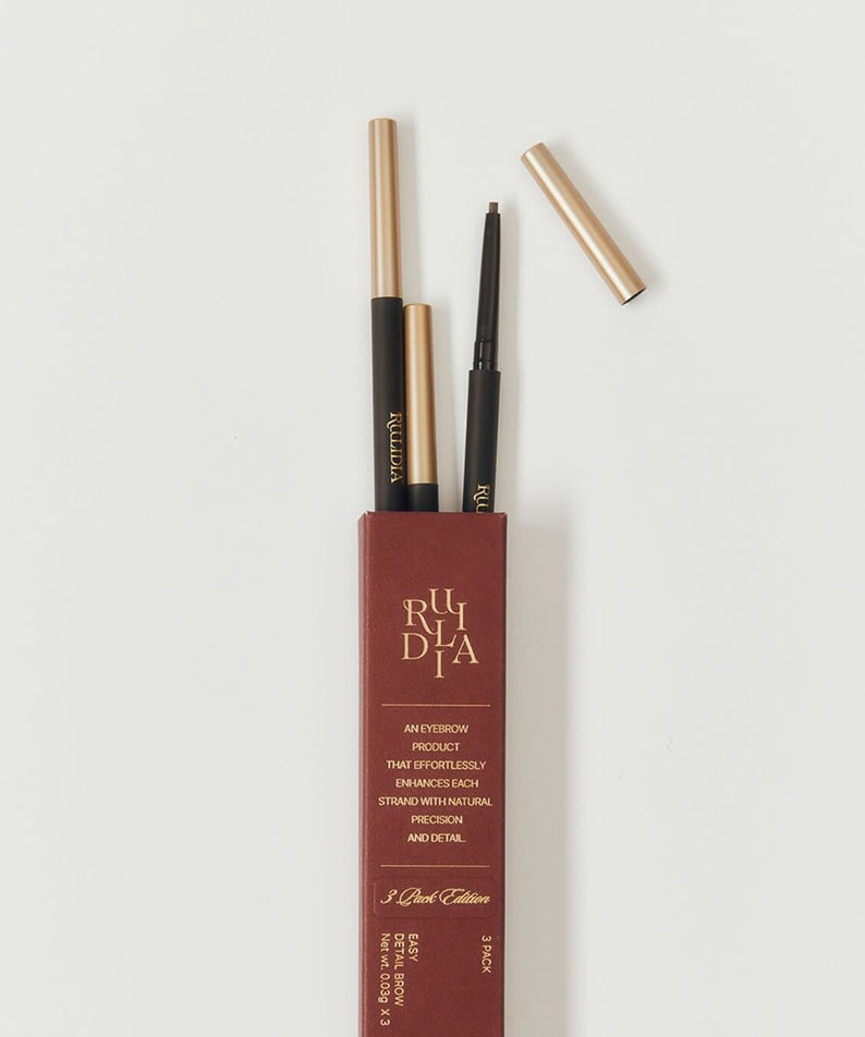 Crayon à sourcils RULIDIA Easy Detail Brow avec précision et style dans un emballage élégant sur fond blanc.