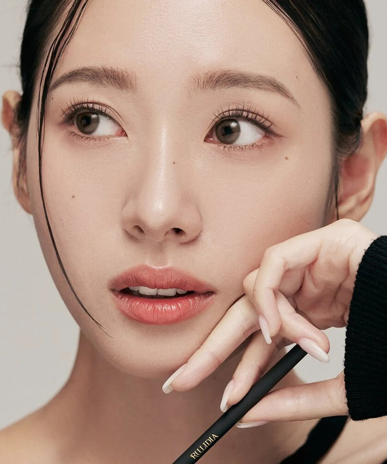 Femme utilisant RULIDIA Easy Detail Brow pour des sourcils définis. Maquillage précis et élégant avec RULIDIA Easy Detail Brow.
