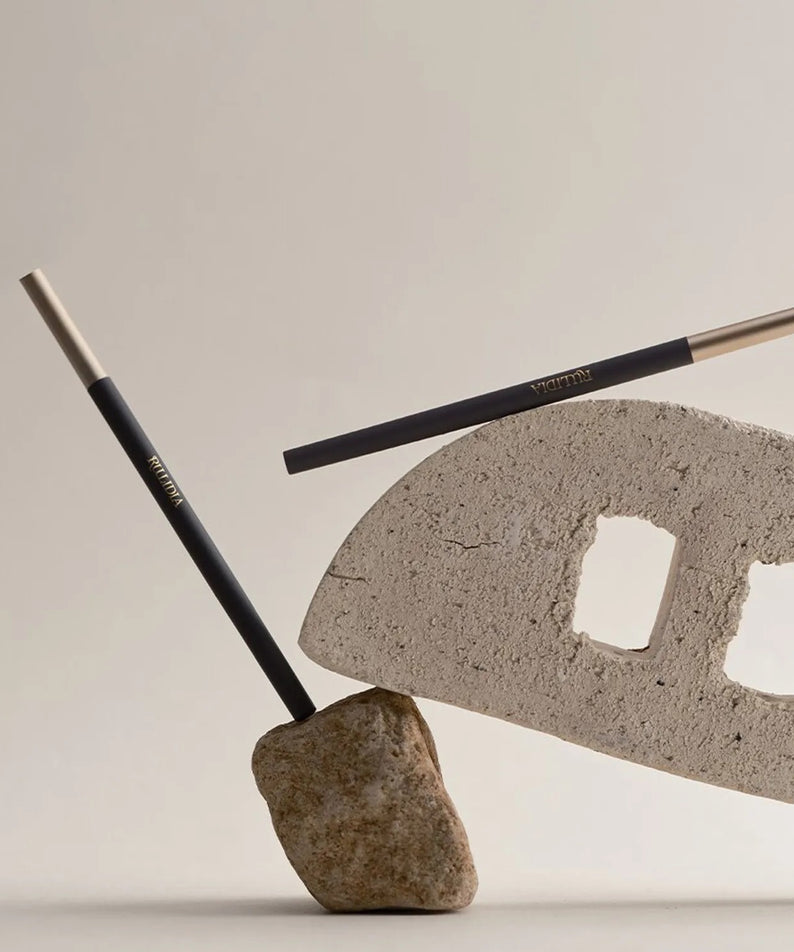 RULIDIA Easy Detail Brow, crayon à sourcils élégant sur fond artistique, idéal pour un regard parfait. Beauté et précision, style minimaliste.