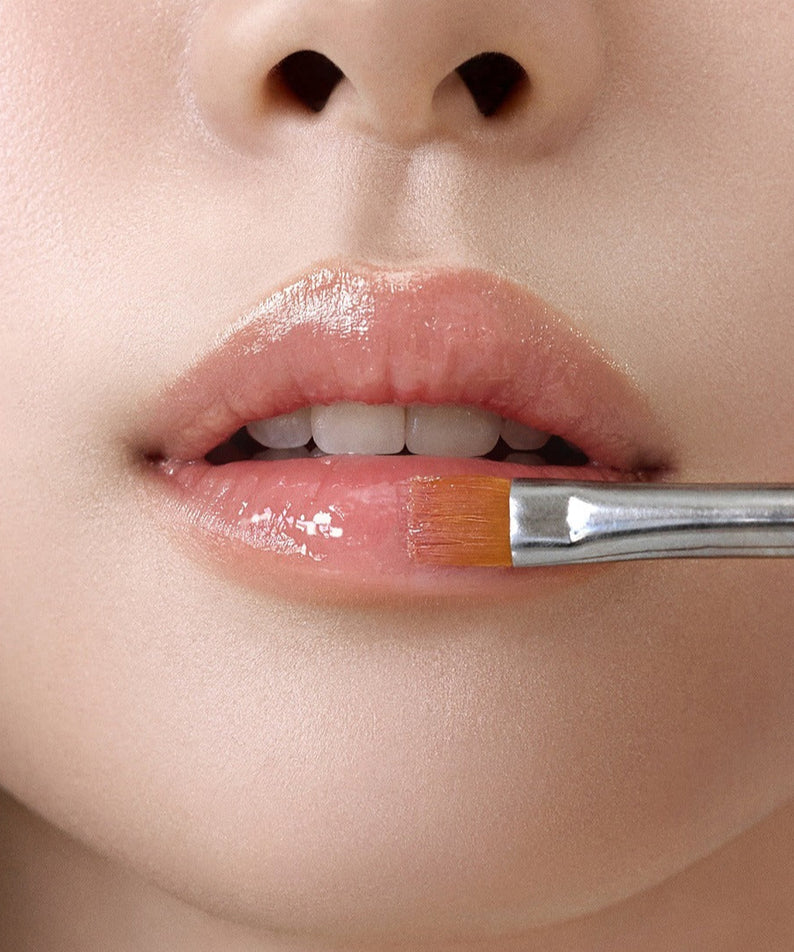 Application du RULIDIA Shining Moment Caring Lip Balm 8g sur les lèvres pour un éclat nourrissant et hydratant.