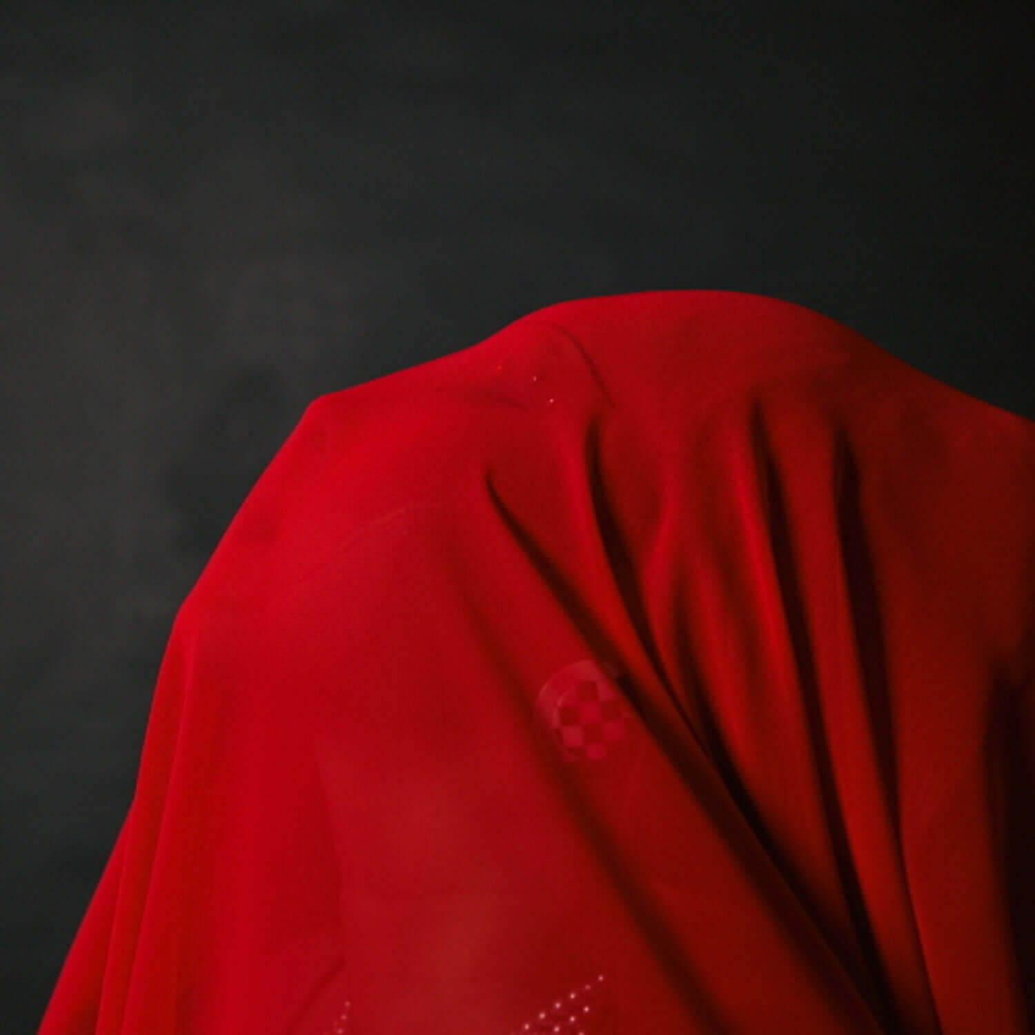 RYANG YU - Album Kpop, couverture rouge au drapé sur fond sombre, marque RYANG YU, visuel K-pop pour fans