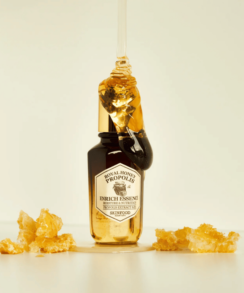 SKINFOOD Royal Honey Propolis Enrich Essence 50ml : flacon miel-propolis sur fond clair, contexte beauté et skincare
