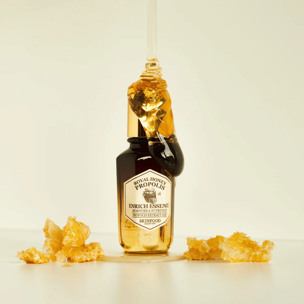SKINFOOD Royal Honey Propolis Enrich Essence 50ml : flacon miel-propolis sur fond clair, contexte beauté et skincare
