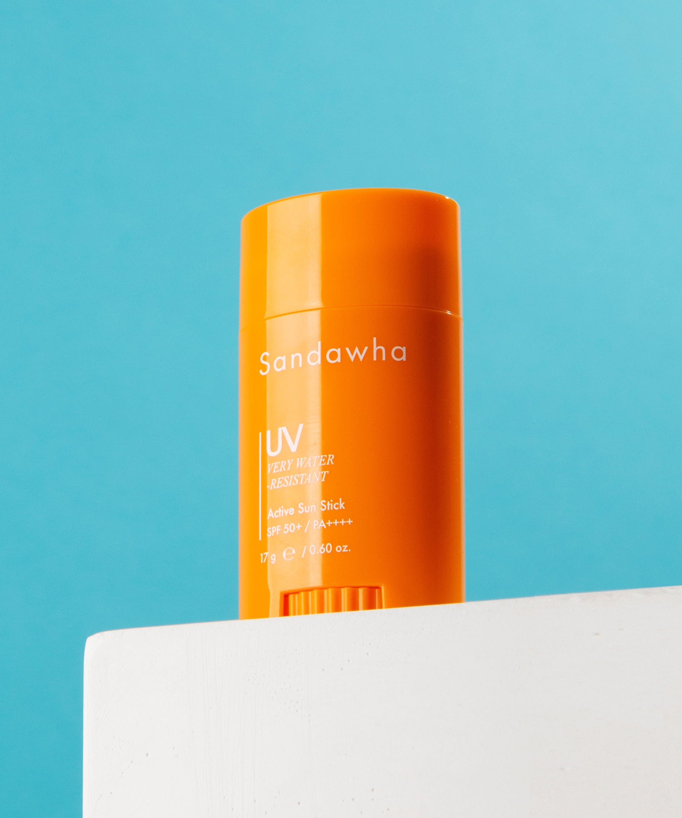 SANDAWHA Active Sun Stick SPF 50+/PA++++ 17g, stick solaire sur fond bleu ciel, marque Sandawha en gros plan