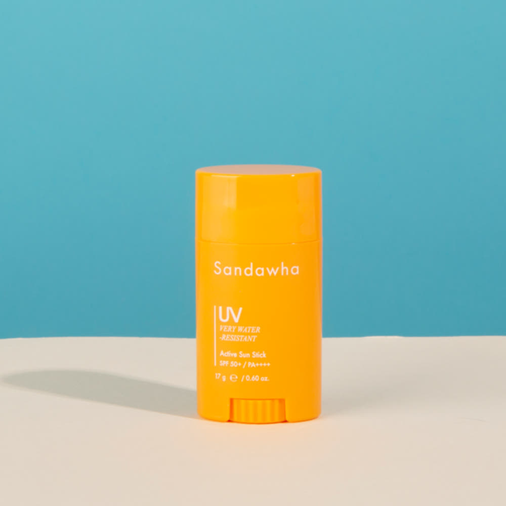 SANDAWHA Active Sun Stick SPF 50+/PA++++ 17g, stick solaire orange sur fond bleu, style photo produit en studio