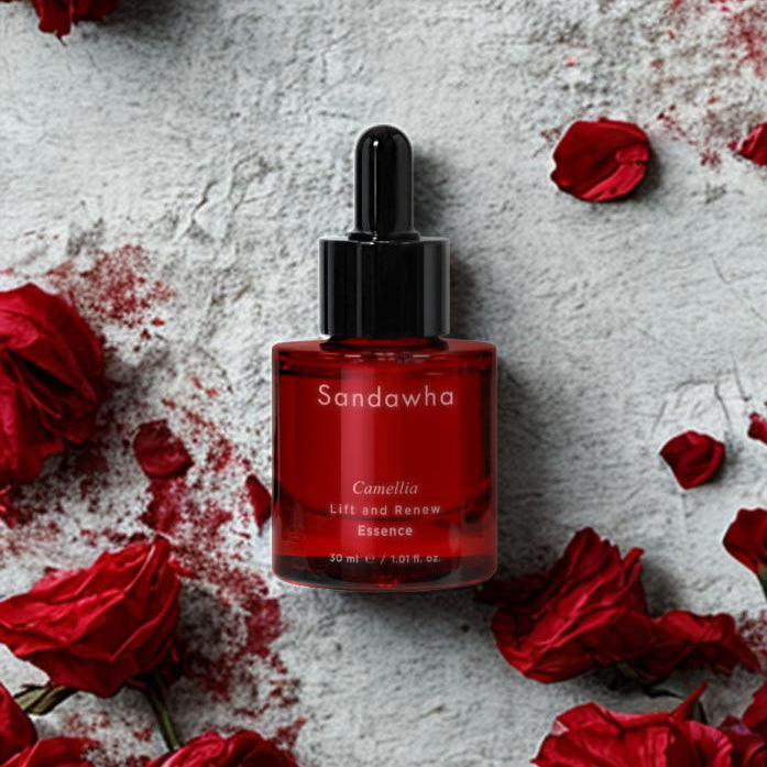 SANDAWHA Camellia Lift & Renew Essence 30ml, flacon rouge sur fond clair avec pétales de roses, ambiance beauté.