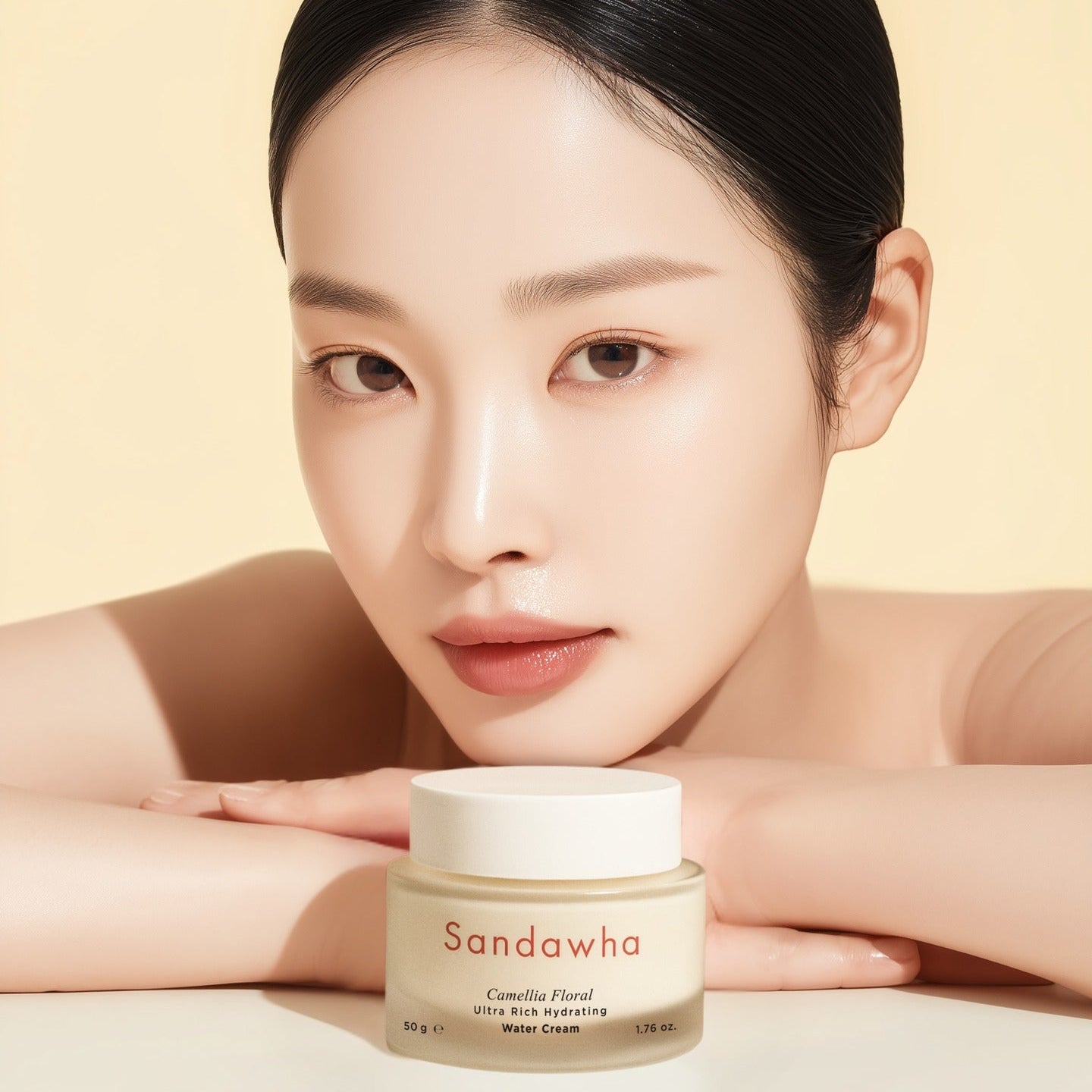 SANDAWHA Camellia Lumina Glow Cream 50g : pot crème sur fond beige, modèle peau lumineuse, marque SANDawha en gros plan.