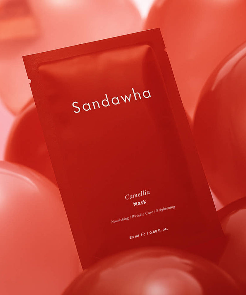 SANDAWHA Camellia Mask 5-piece set : pack de masques Sandawha, scène rouge avec pots et fond pastel.