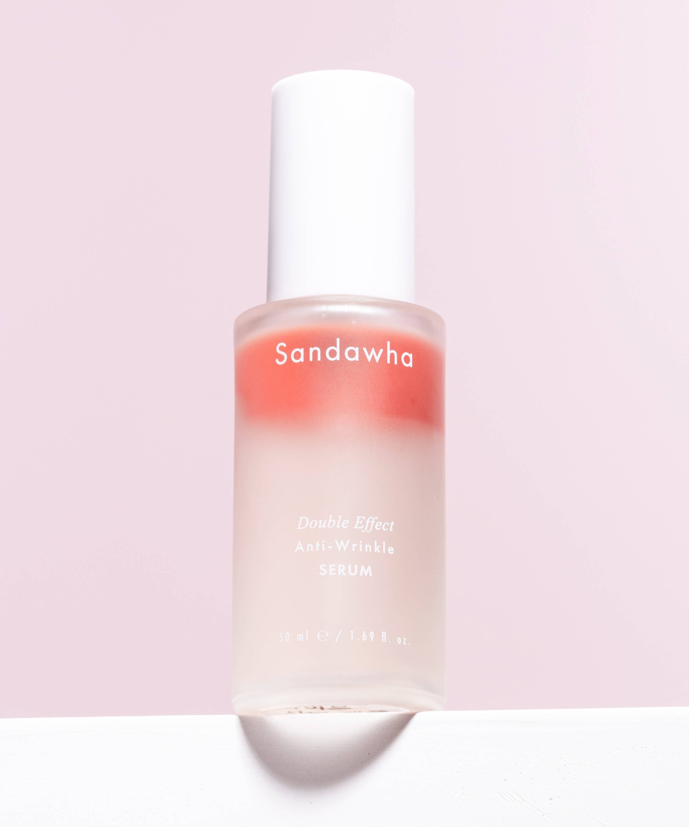 SANDAWHA Double Effect Anti Wrinkle Serum 50ml de la marque Sandawha sur fond rose, en flacon blanc.