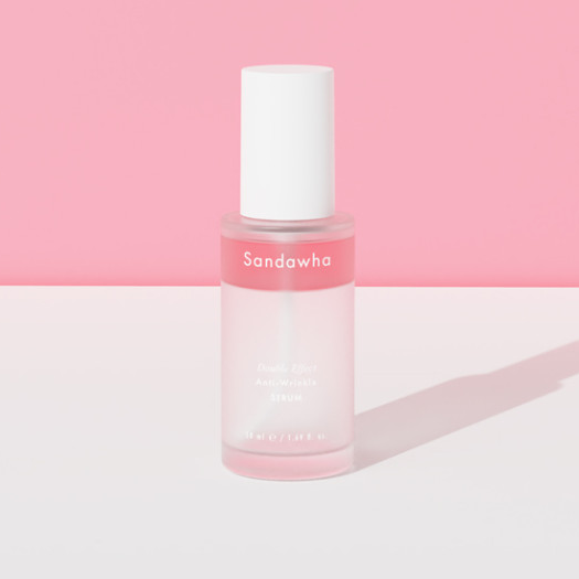 SANDAWHA Double Effect Anti Wrinkle Serum 50ml, flacon rose sur fond rose, marque Sandawha en contexte beauté