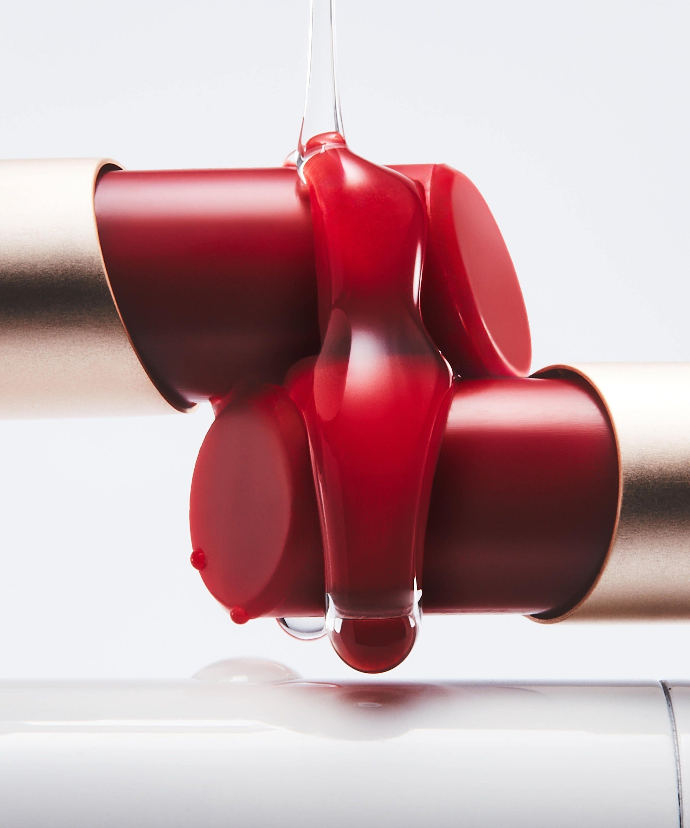 SANDAWHA Floral Halo Lip Glow, marque sur rouge à lèvres brillant en gros plan sur fond blanc, éclat floral.