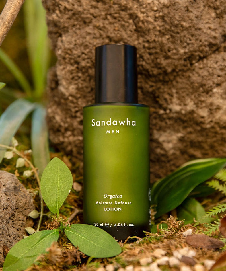 SANDAWHA For Men Orgatea Moiture Defense Lotion 120ml, flacon vert sur rocher naturel avec feuilles.