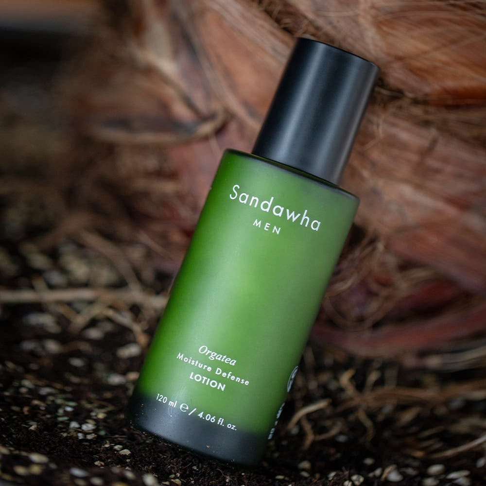 SANDAWHA For Men Orgatea Moiture Defense Lotion 120ml en flacon vert sur fond naturel, marque Sandawha.