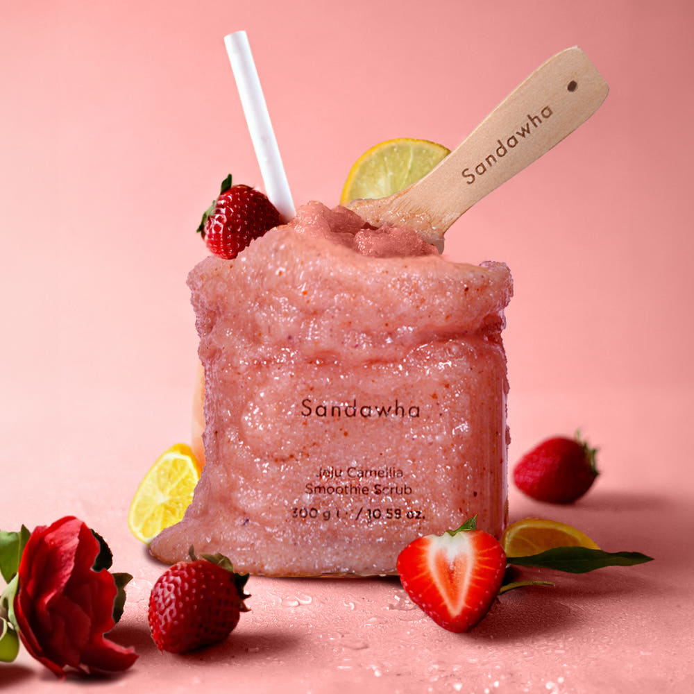 SANDAWHA Jeju Body Salt Scrub 300g, gommage au sel en pot rose sur fond rose, avec fruits et cuillère en bois Sandawha.