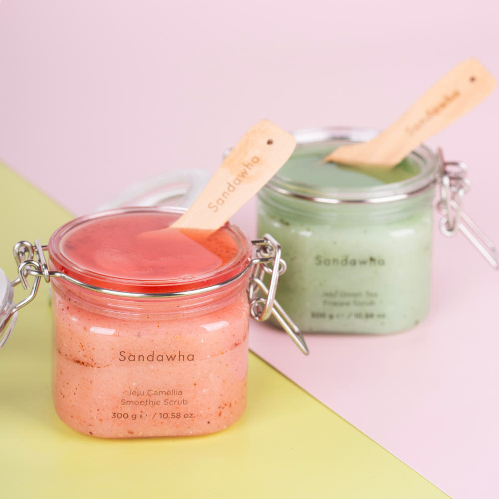 SANDAWHA Jeju Body Salt Scrub 300g en bocaux, sels exfoliants corail et vert, marque Sandawha, fond pastel