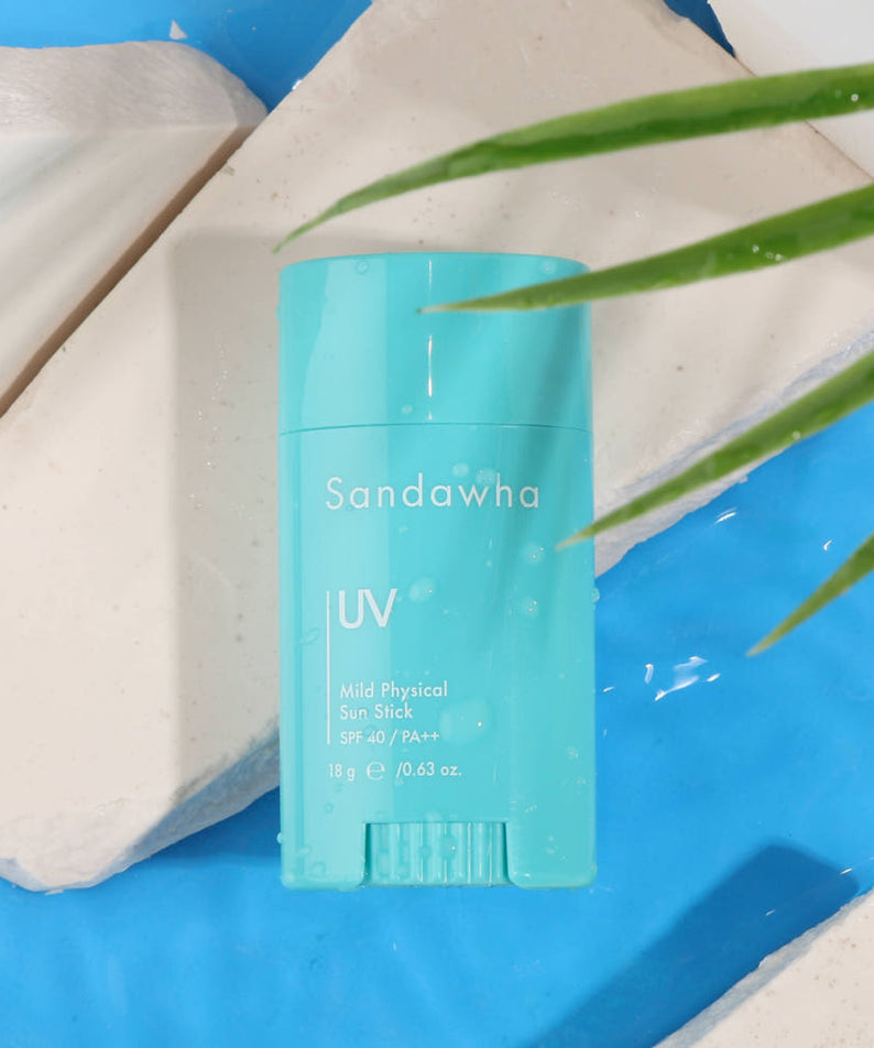 SANDAWHA Mild Mineral Sunscreen Stick SPF40 PA++ 18g, stick bleu près d’algues et de pierre sur fond clair, visuel produit.