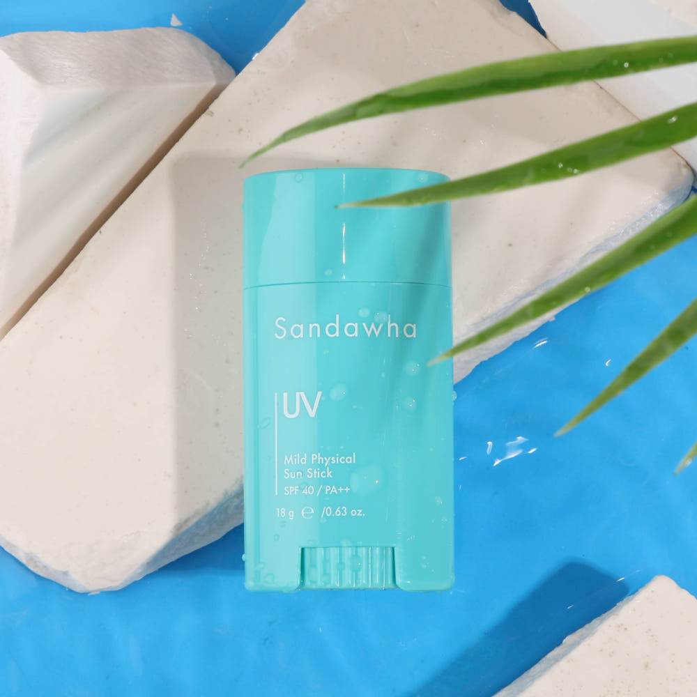 SANDAWHA Mild Mineral Sunscreen Stick SPF40 PA++ 18g, stick bleu près d’algues et de pierre sur fond clair, visuel produit.
