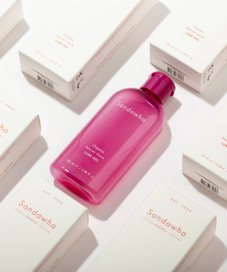 SANDAWHA Ogati Secret Zone Soothing Lube Gel 100ml de Sandawha, flacon rose sur fond blanc entre boîtes.
