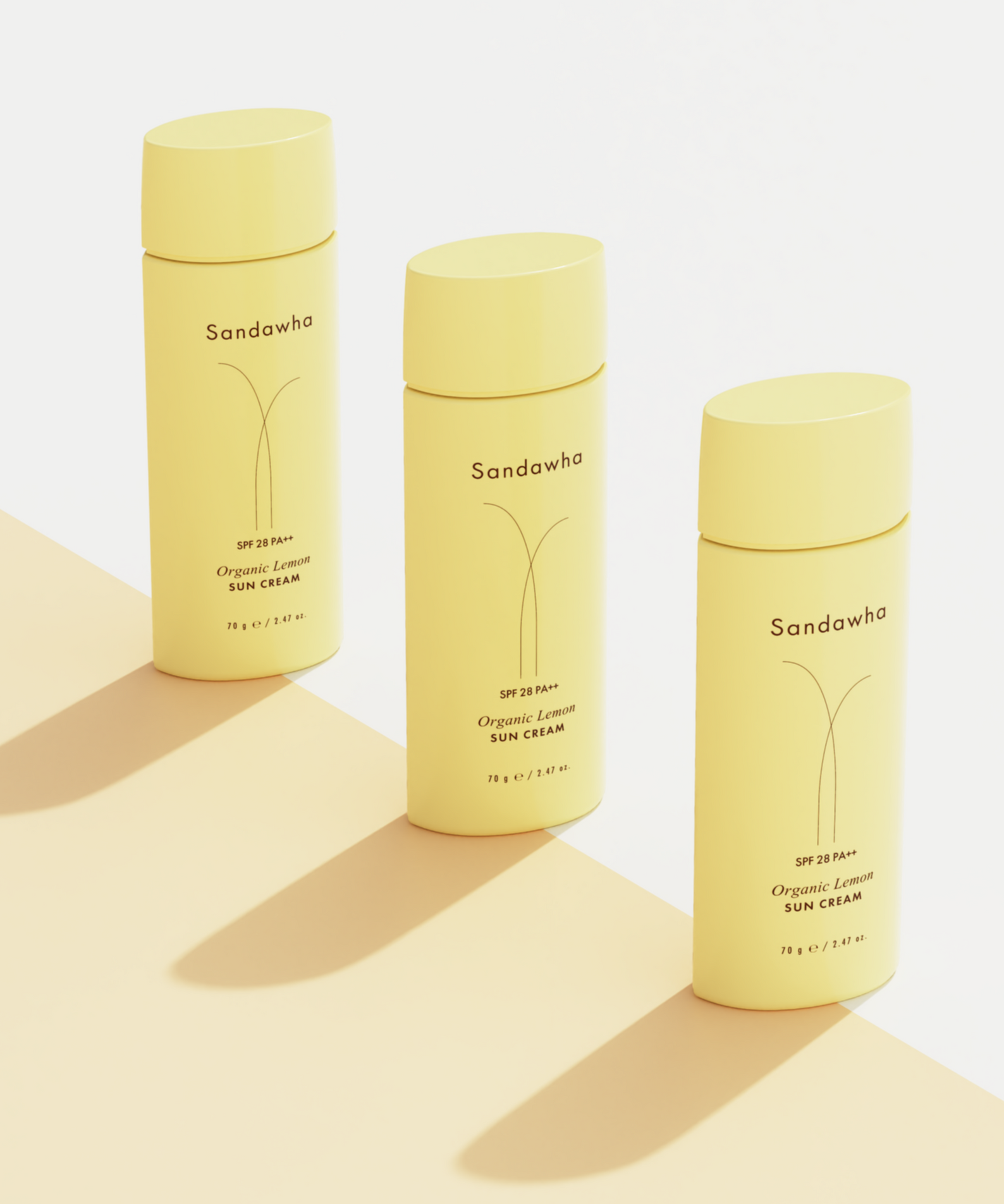 SANDAWHA Organic Lemon Sunscreen 70g, marque Sandawha, tubes jaune sur fond crème, ambiance soleil en studio.