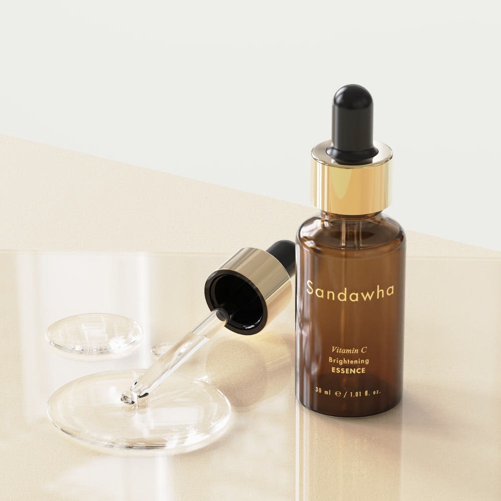 Décris l'image en français en mentionnant le produit, la marque et le contexte visuel : SANDAWHA Vitamin C Whitening Essence 30ml