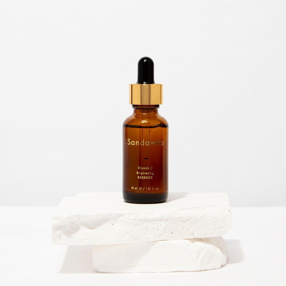 SANDAWHA Vitamin C Whitening Essence 30ml : flacon sérum sur socle blanc, marque visible, visuel épuré.