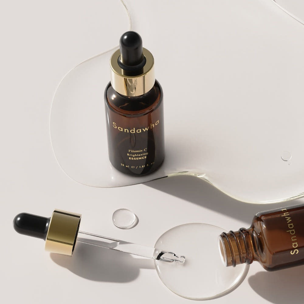 SANDAWHA Vitamin C Whitening Essence 30ml de la marque Sandawha, flacon et pipette sur fond clair, contexte visuel esthétique.