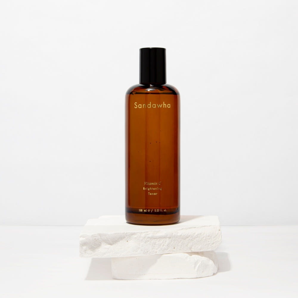SANDAWHA Vitamin C Whitening Toner 150ml : flacon ambré sur fond blanc avec coton, marque Sandawha.