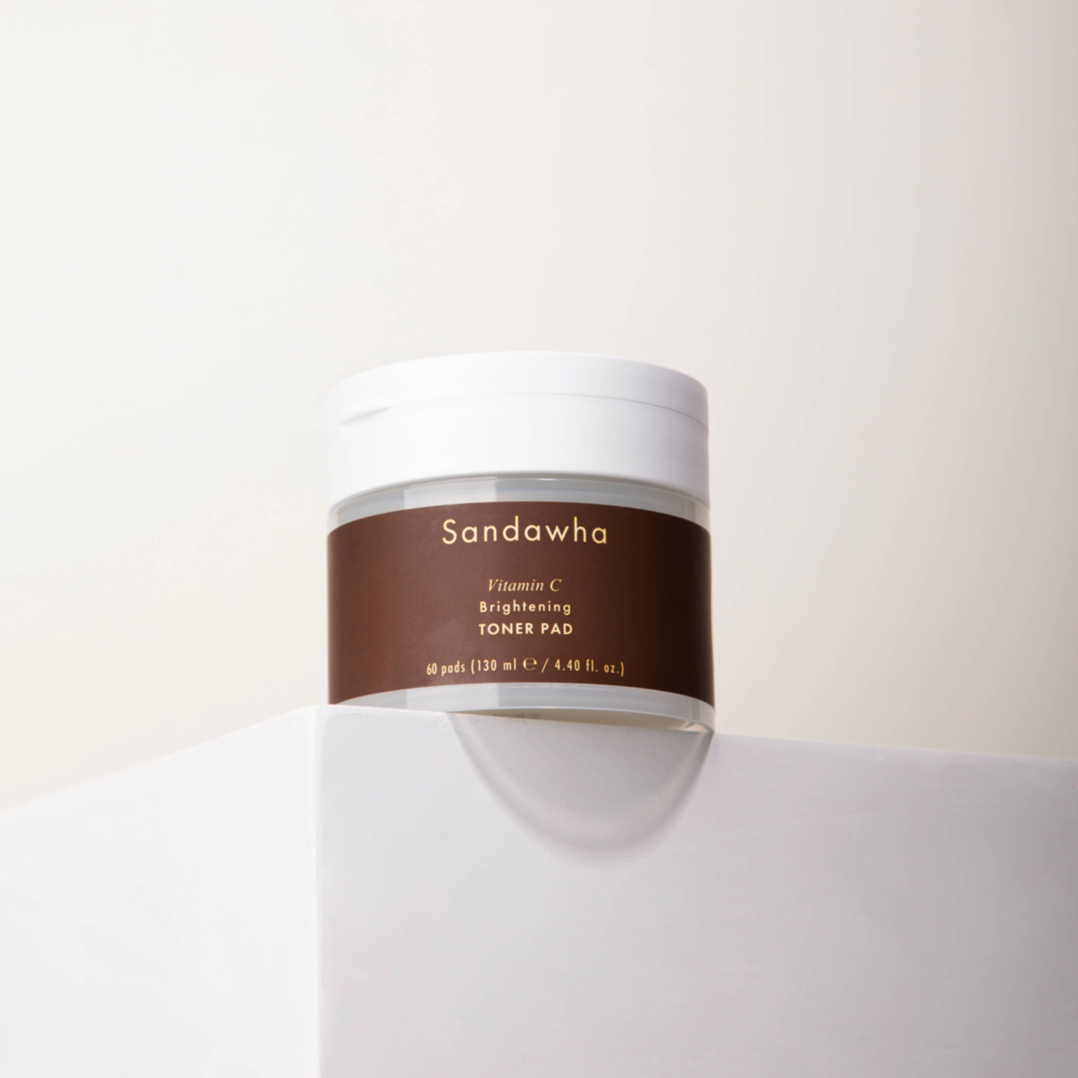 SANDAWHA Vitamin C Whitening Toner pad 60 Sheets, pot Sandawha sur fond clair, visuel beauté skincare en gros plan