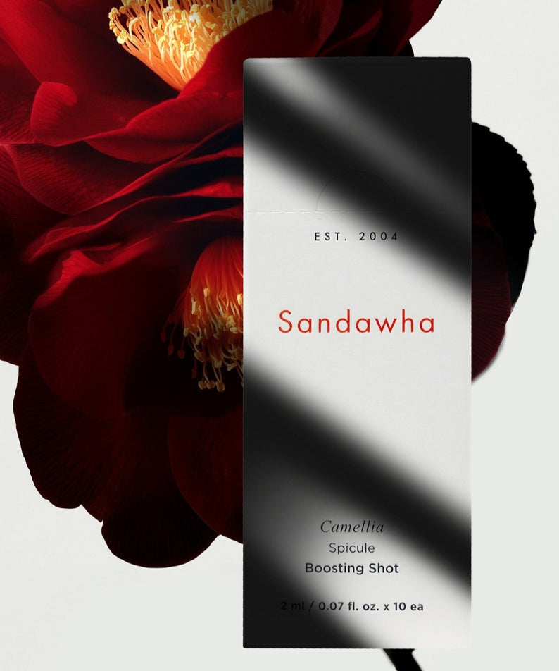 SANDAWHA Camellia Spicule Boosting Shot devant une fleur de camélia rouge, soin booster de peau en boîte.