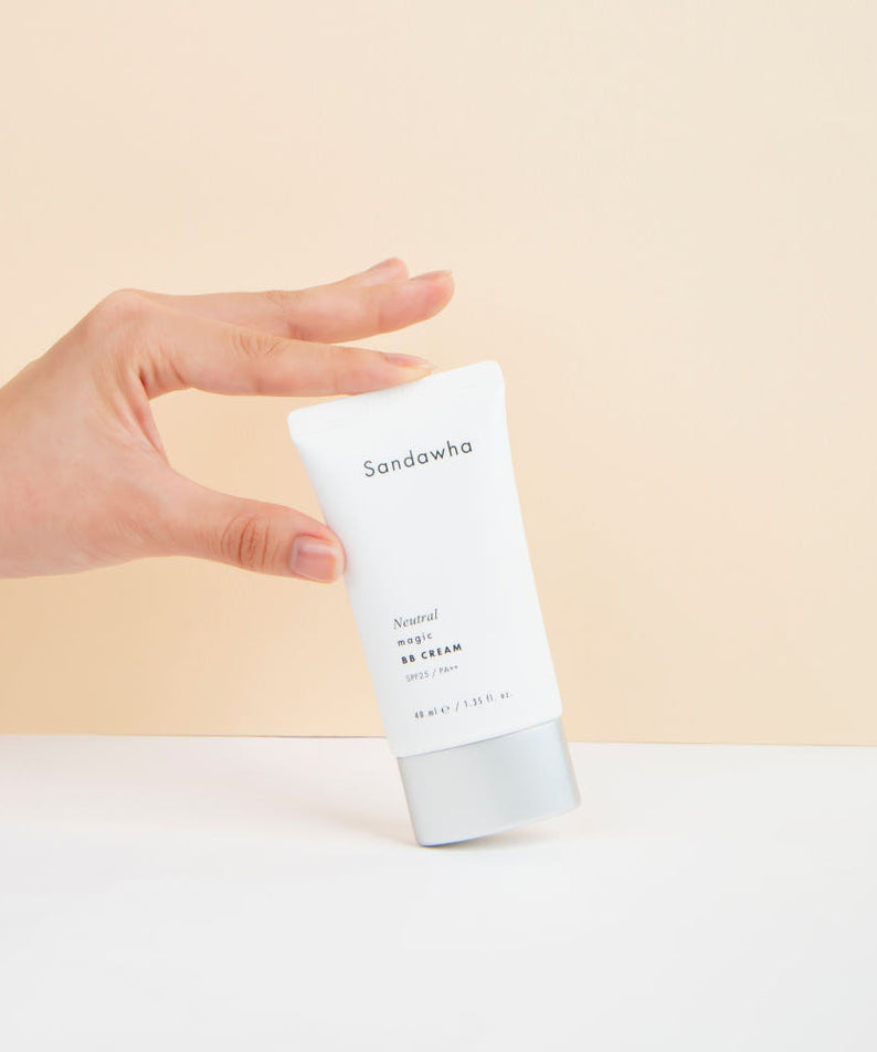 SANDAWHA Neutral Magic BB Cream SPF25 PA++ 40ml de la marque Sandawha, tube tenu en main sur fond clair.