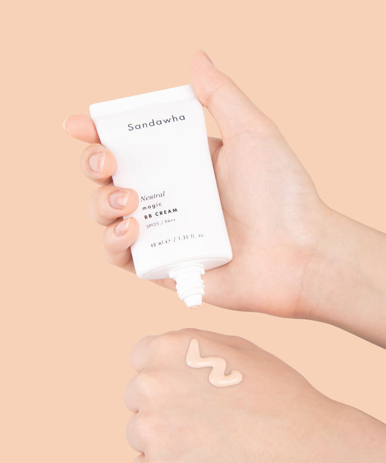 SANDAWHA Neutral Magic BB Cream SPF25 PA++ 40ml : tube tenu en main, crème appliquée, fond beige, contexte beauté.