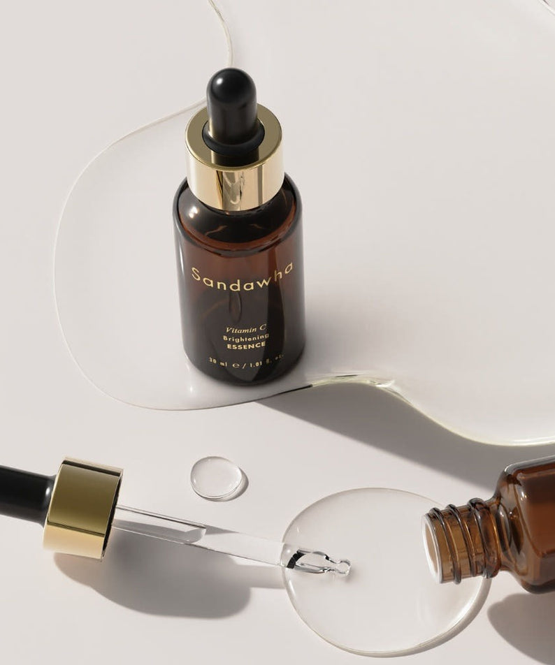 Flacon de SANDAWHA Vitamin C Whitening Essence 30ml sur fond blanc avec pipette posée