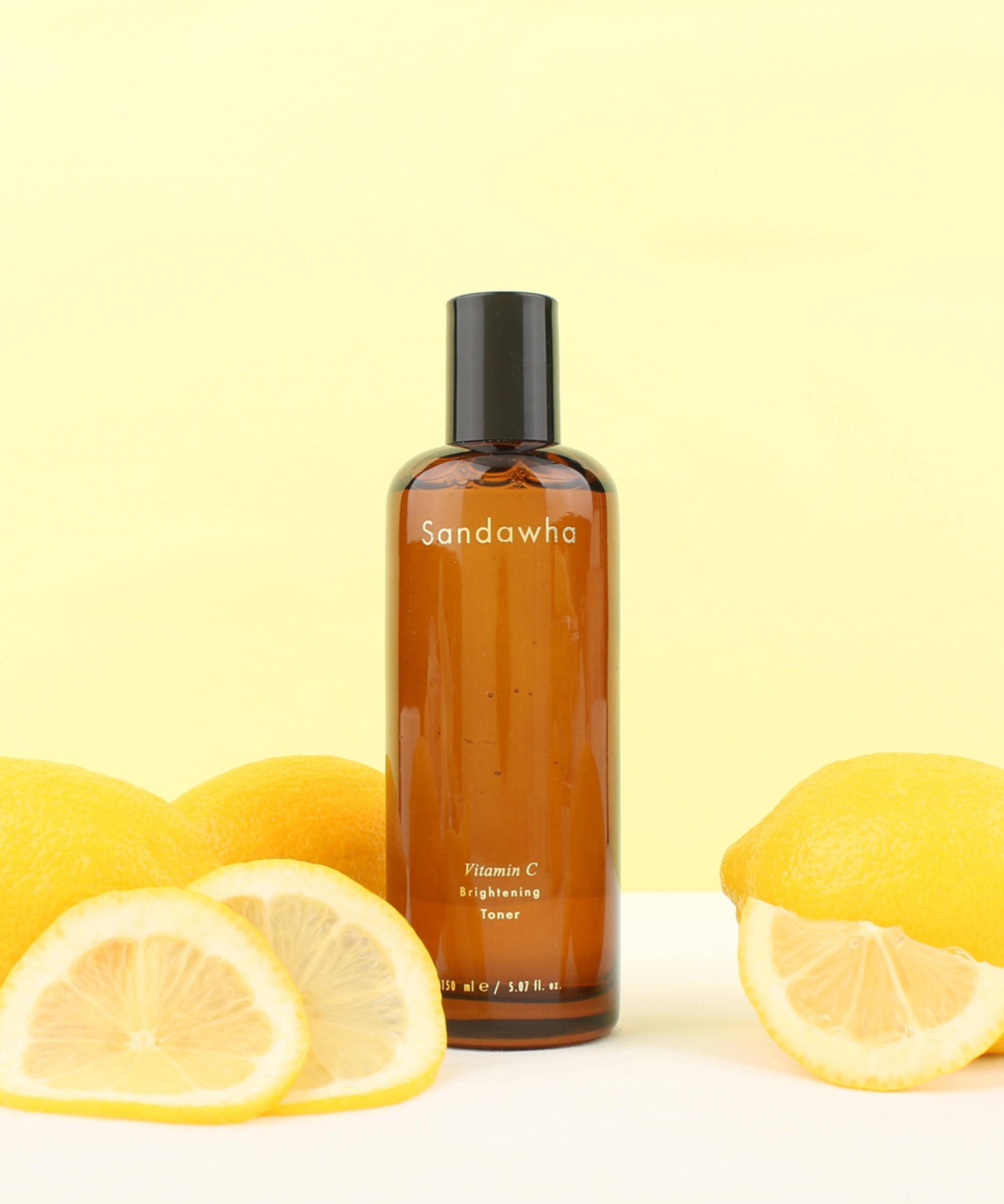 Photo du SANDAWHA Vitamin C Whitening Toner 150ml avec citrons jaunes pour soins de la peau.