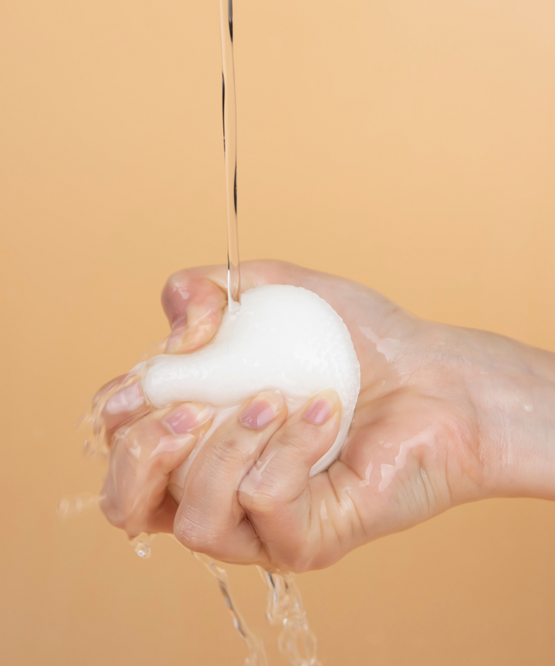 SANDAWHA Vitamin C Whitening Toner pad 60 Sheets pressée avec de l'eau, parfait pour une routine beauté éclatante et hydratante.