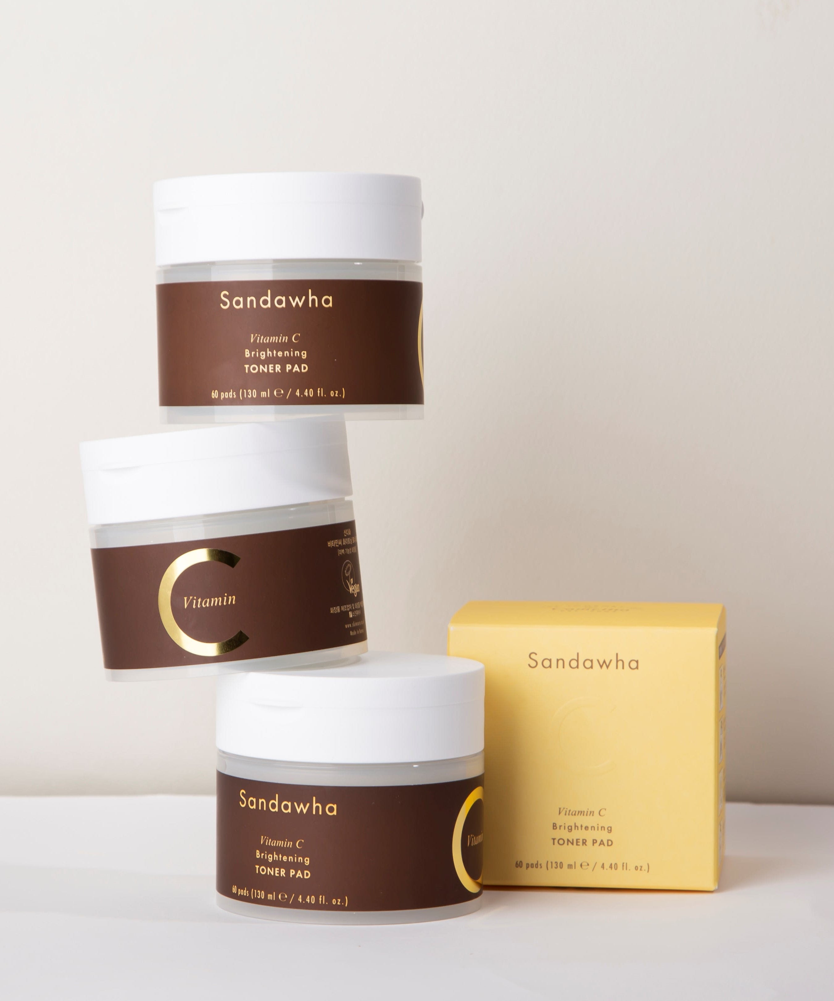SANDAWHA Vitamin C Whitening Toner pad 60 Sheets en pots empilés et boîte jaune.