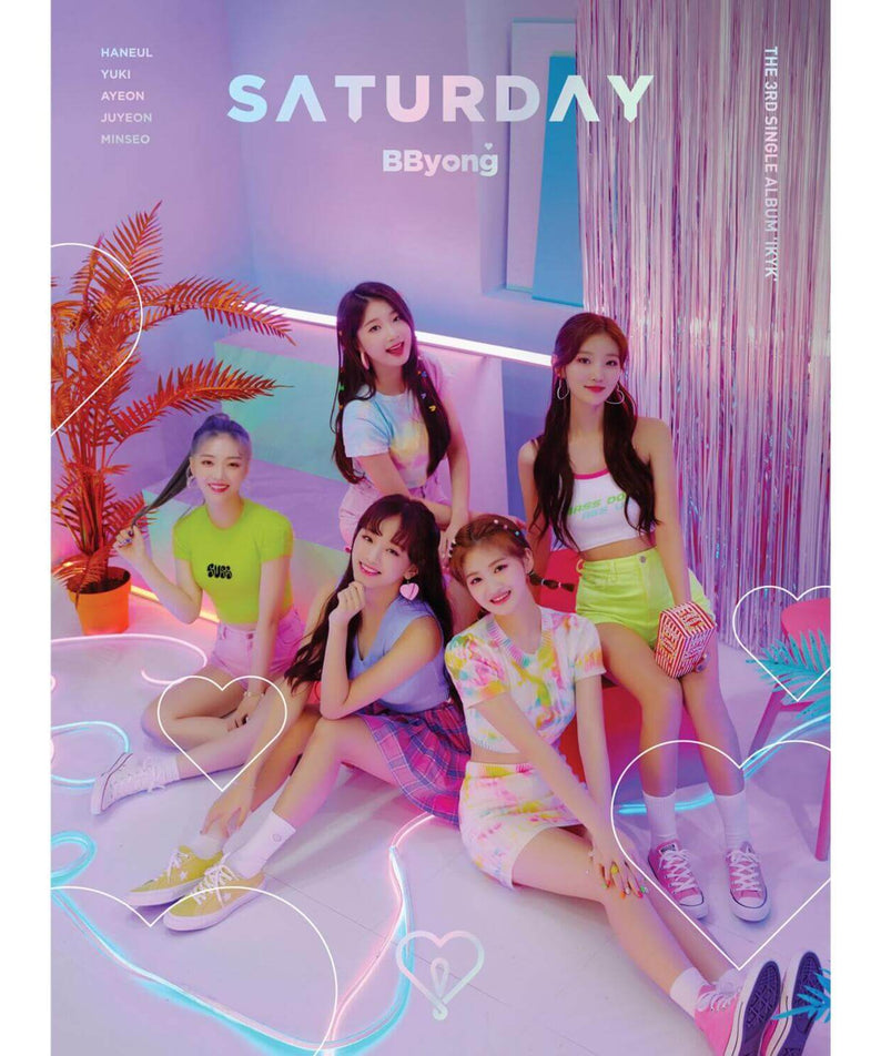 SATURDAY - 3rd Album [IKYK] - Album Kpop : visuel des membres sur couverture, ambiance pop pastel avec cœurs, marque SATURDAY.