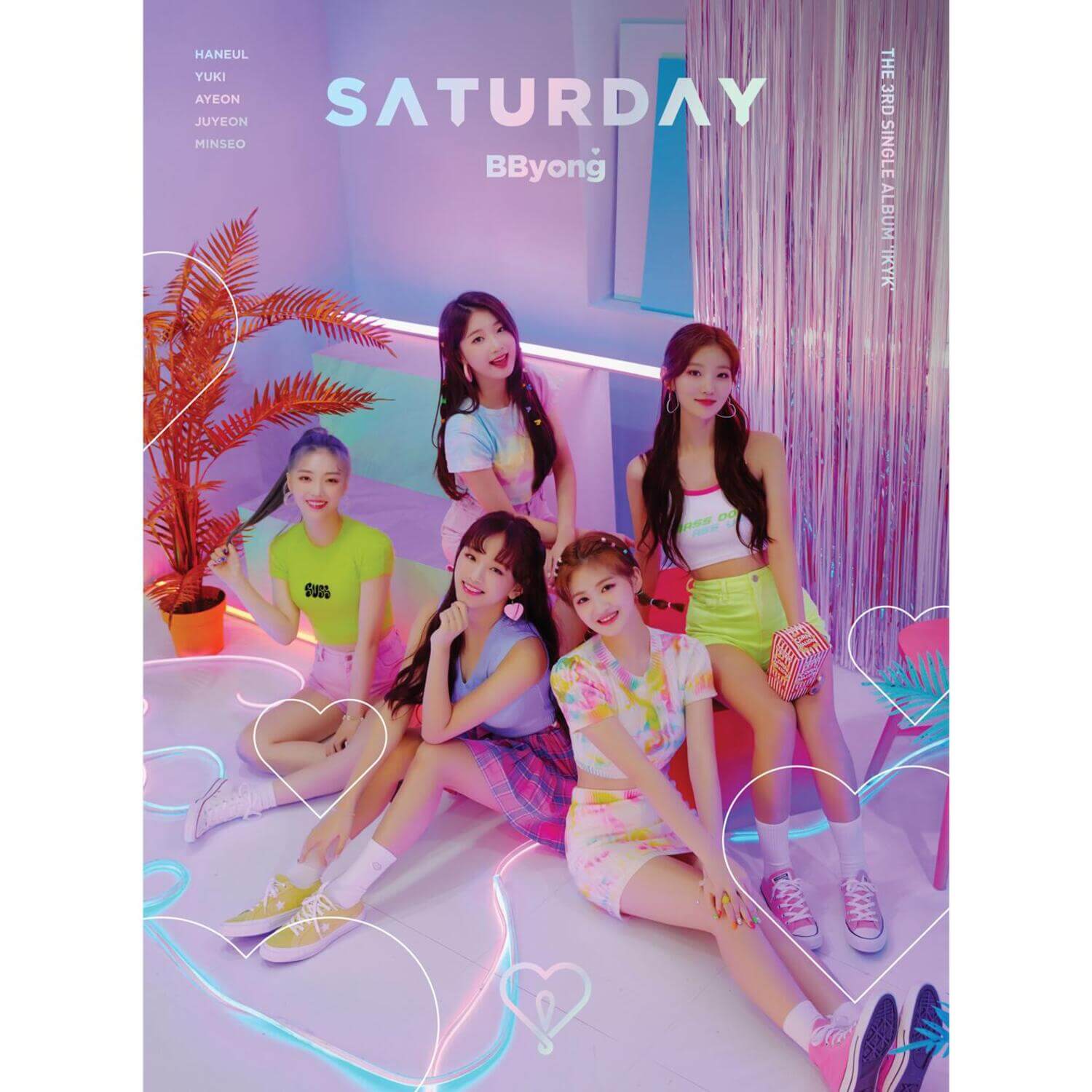 SATURDAY - 3rd Album [IKYK] - Album Kpop : visuel des membres sur couverture, ambiance pop pastel avec cœurs, marque SATURDAY.