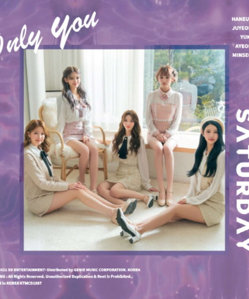 SATURDAY - The 5th Single Album [Only You] - Album Kpop, visuel du groupe en tenues beige sur pochette violette Only You
