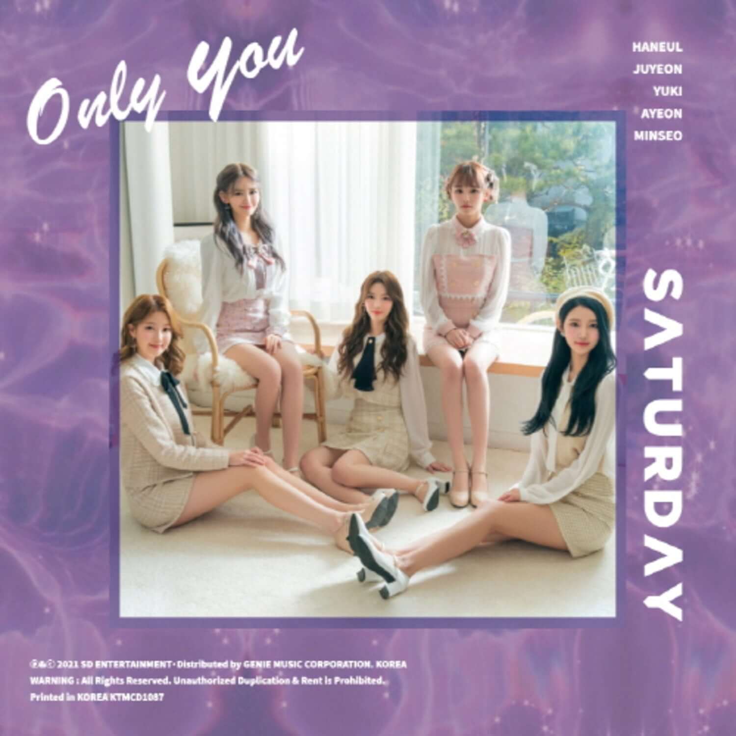 SATURDAY - The 5th Single Album [Only You] - Album Kpop, visuel du groupe en tenues beige sur pochette violette Only You