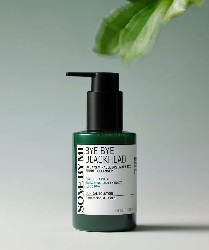 SOME BY MI Bye Bye Blackhead Bubble Cleanser 120g, flacon vert avec bulle, sur fond clair, extrait d’aloe vera en décor.
