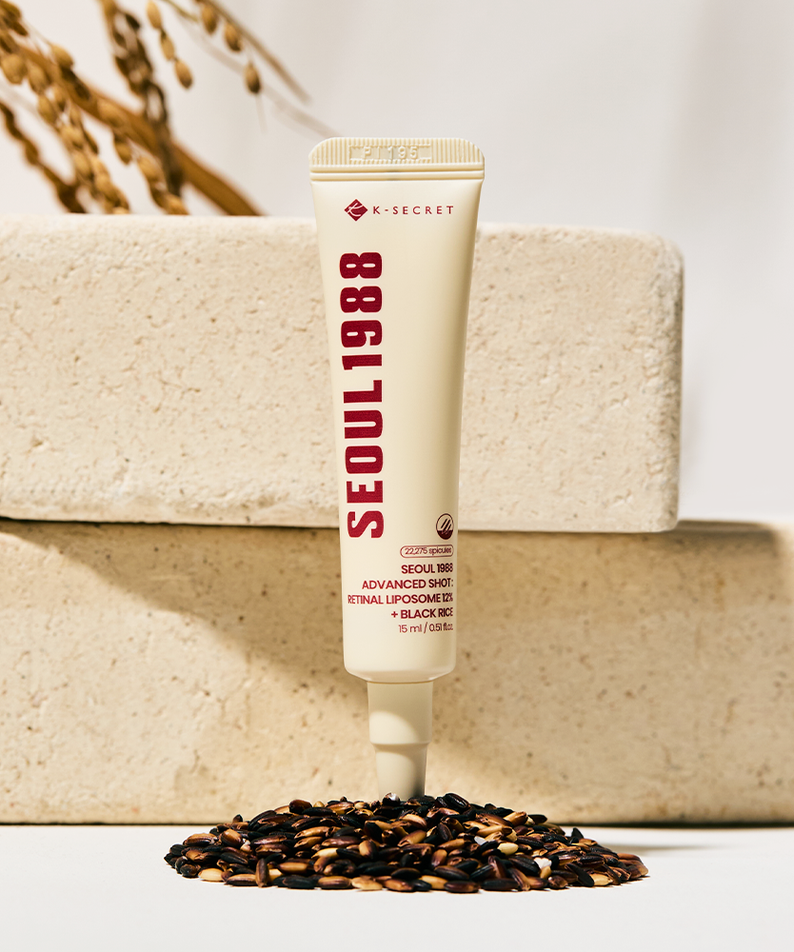 SEOUL 1988  Advanced Retin-R Shot 15ml, tube sur pierre beige, graines de café au premier plan, marque K-Secret