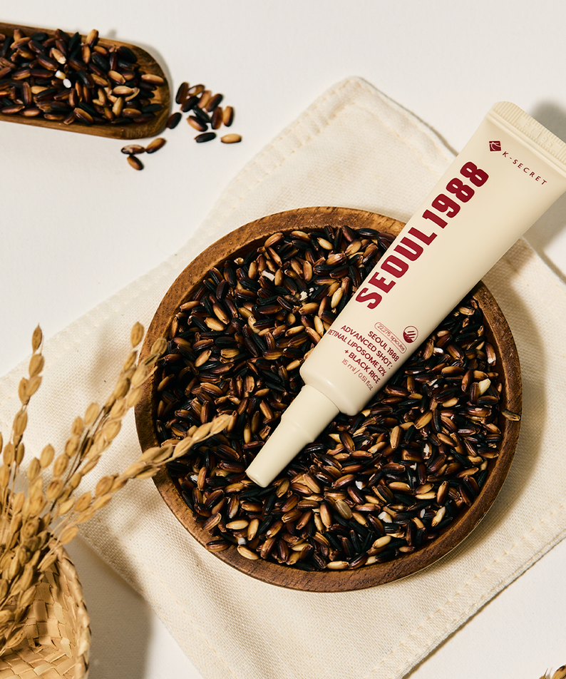 SEOUL 1988  Advanced Retin-R Shot 15ml, tube sur tissu avec graines, contexte visuel cosmétique de la marque.
