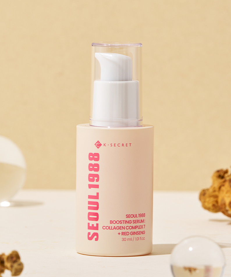 SEOUL 1988  Collagen Boosting Serum 30ml, K-SECRET : flacon beige sur table beige avec bulles et déco studio.