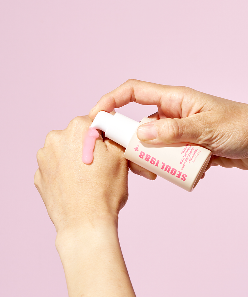 SEOUL 1988  Collagen Boosting Serum 30ml, mains tenant le flacon sur fond rose, visuel produit beauté.