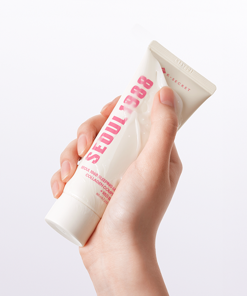 SEOUL 1988  Collagen Sleeping Mask 60ml : tube de masque au collagène, main l’applique sur peau, fond clair.