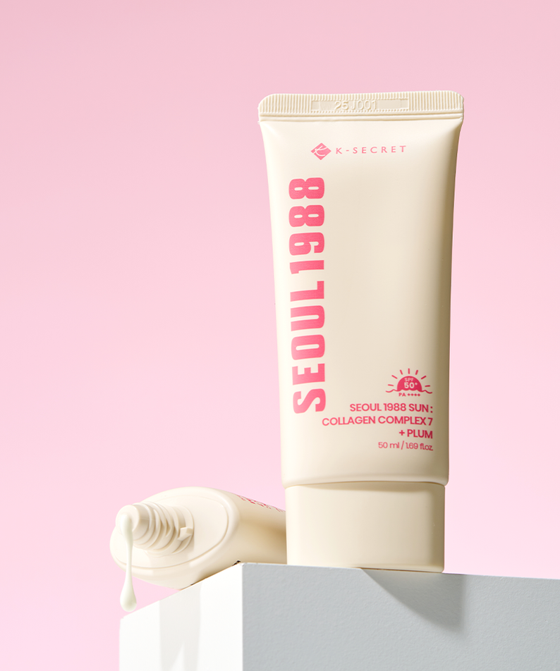 SEOUL 1988  Collagen Sun Lotion 50ml, tube crème solaire K-Secret sur fond rose clair, visuel produit en studio.