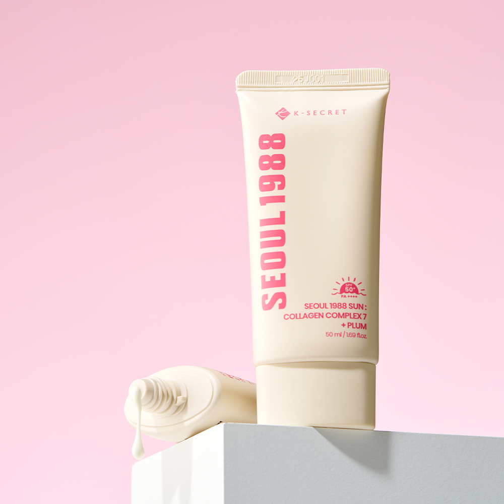 SEOUL 1988  Collagen Sun Lotion 50ml, tube crème solaire K-Secret sur fond rose clair, visuel produit en studio.