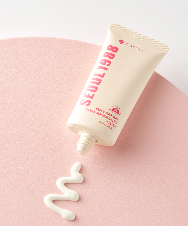 SEOUL 1988  Collagen Sun Lotion 50ml, tube crème solaire sur fond rose, texture de lotion crème en gouttes.