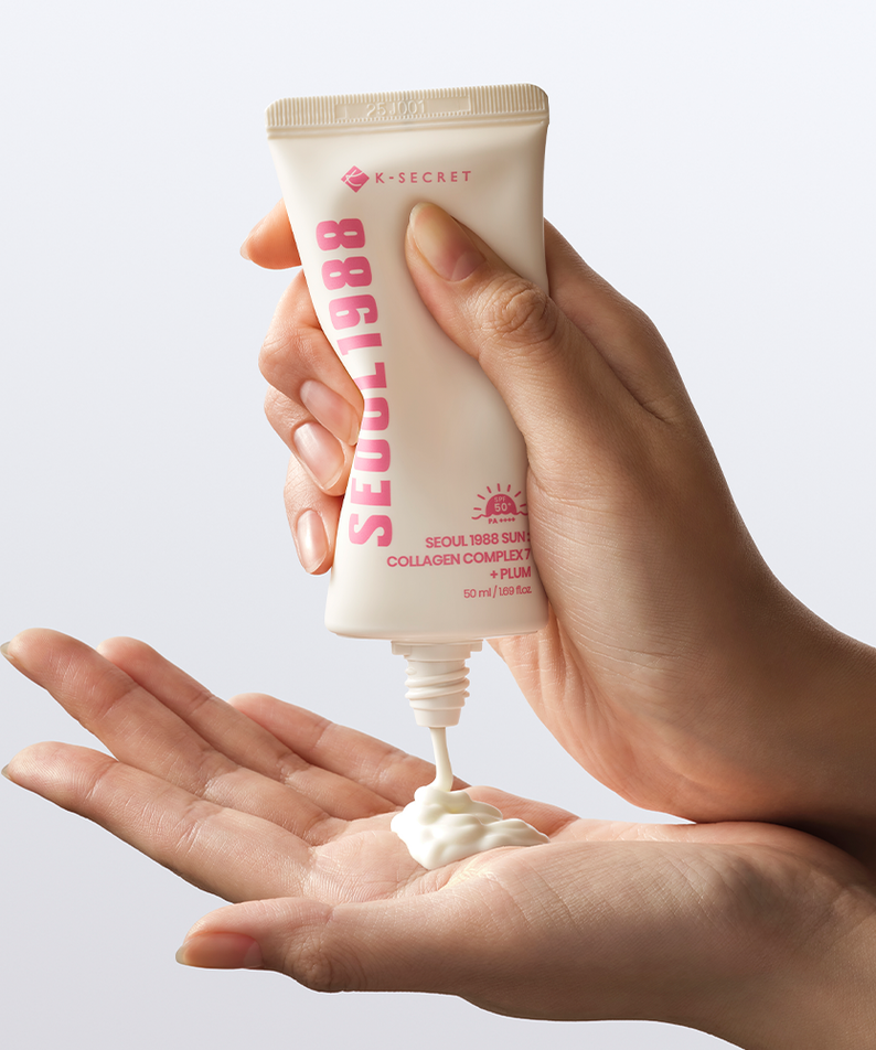 SEOUL 1988 Collagen Sun Lotion 50ml de K-SECRET, tube tenu en main sur peau, contexte visuel studio blanc